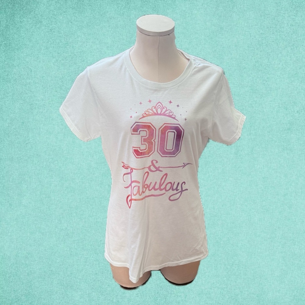 ⭐️3/$15 ⭐️White '30 & Fabulous' Graphic T-Shirt - Picture 2 of 7